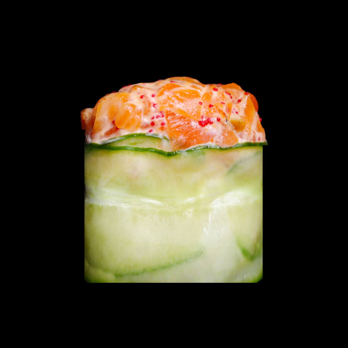 Гункан з лососем в огірку